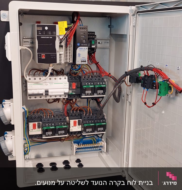 לוח חשמל פתוח עם חוטים ומפסקים חשמליים